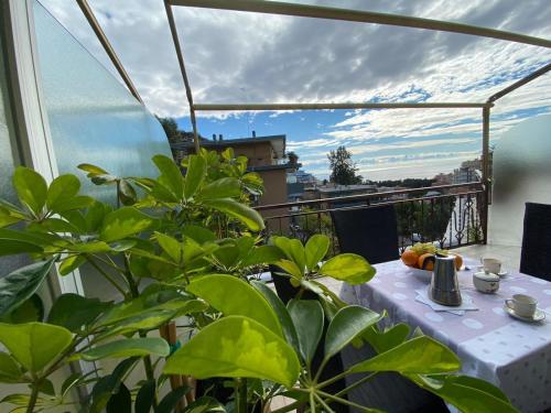 una mesa en un balcón con vistas a la ciudad en Appartamento Vista Mare Stella Marina en San Remo