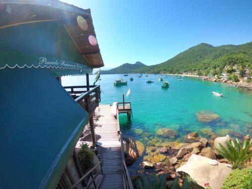 uma vista para um rio com barcos na água em Pousada Convés - Ilha Grande em Praia de Araçatiba