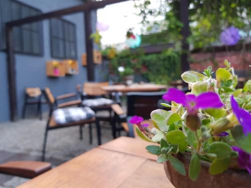 a pot of purple flowers sitting on a table at Hotel Zamkowy Młyn in Krapkowice