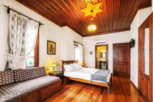 a bedroom with a bed and a star on the ceiling at Hotel Villa Turka in Alanya
