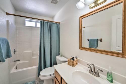 een badkamer met een wastafel, een toilet en een spiegel bij Bright Lake Havasu City Abode with Private Pool in Lake Havasu City