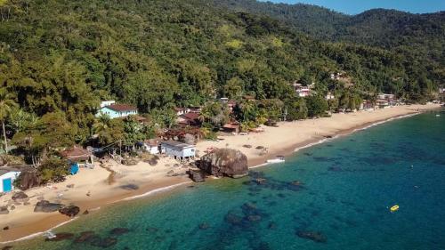 an aerial view of a beach with houses and trees at Pousada Convés - Ilha Grande in Praia de Araçatiba