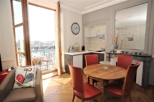 une cuisine et une salle à manger avec une table et des chaises dans l'établissement L'Anvers vue port de plaisance 2 à 3 pers, à Dieppe