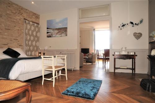 une chambre avec un lit et un bureau dans une pièce dans l'établissement L'Anvers vue port de plaisance 2 à 3 pers, à Dieppe