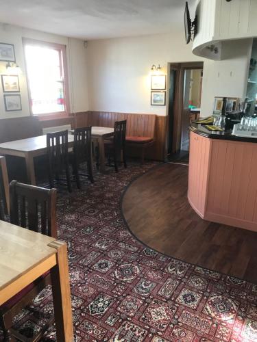 Kuchyň nebo kuchyňský kout v ubytování Dolphin Hotel Public House Weymouth