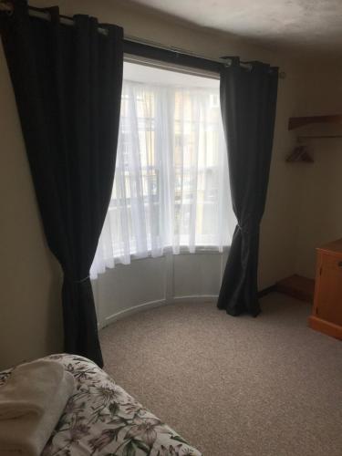 Katil atau katil-katil dalam bilik di Dolphin Hotel Public House Weymouth