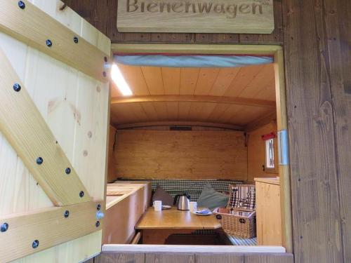 Bienenwagen der Naturheilpraxis Melchger في Wildberg: إطلالة داخلية على مطبخ في منزل صغير