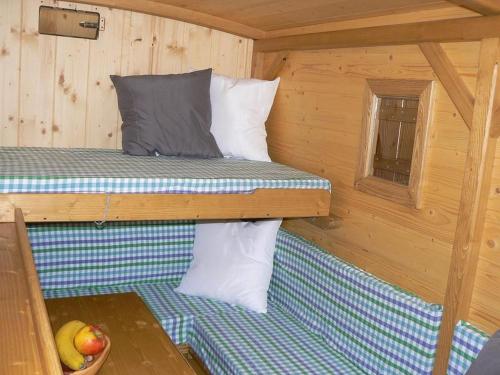 un interior de una cabaña con una cama en ella en Bienenwagen der Naturheilpraxis Melchger en Wildberg