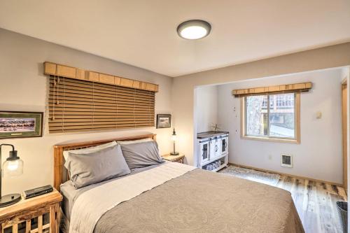 Ένα ή περισσότερα κρεβάτια σε δωμάτιο στο Flathead Lake Waterfront Cabin with Dock and Kayaks