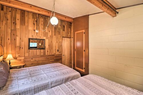Ένα ή περισσότερα κρεβάτια σε δωμάτιο στο Flathead Lake Waterfront Cabin with Dock and Kayaks