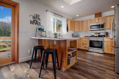 Brightwood Riverfront Getaway – Photos 3