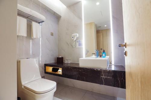 Holiday Inn Express Shanghai Songjiang Fangta, an IHG Hotel tesisinde bir banyo