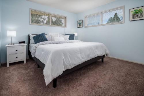 1 dormitorio con 1 cama grande y 2 ventanas en Walnut Bungalow West, en Hillsboro