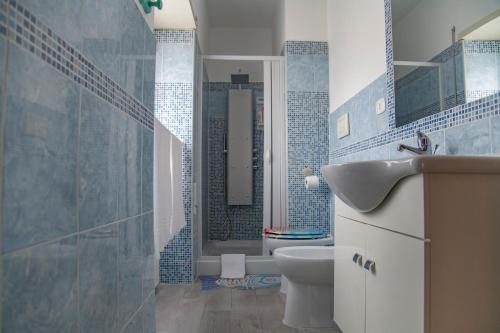 een badkamer met een wastafel, een toilet en een douche bij Casa Laura in Terracina