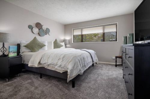 - une chambre avec un grand lit et une fenêtre dans l'établissement Summercrest Cottage, à Beaverton