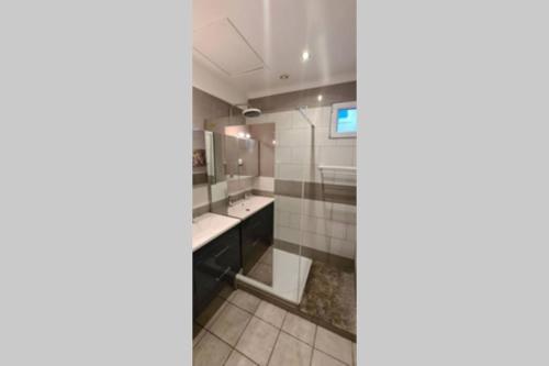 une salle de bain avec un lavabo et un miroir dans l'établissement Home Charmant des Alpilles, à Saint-Étienne-du-Grès