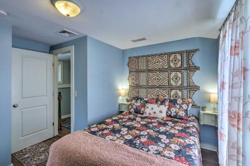 Katil atau katil-katil dalam bilik di Remodeled Farmhouse in Waterford Near 2 Beaches!