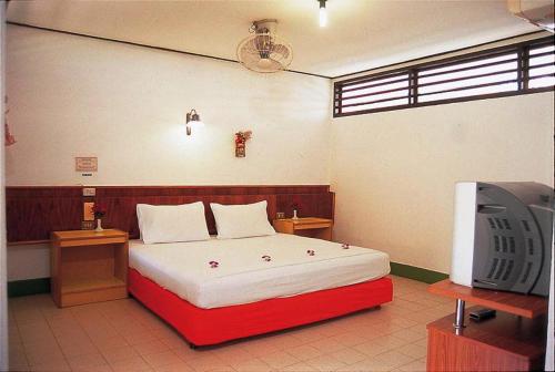 1 dormitorio con 1 cama grande y TV en OP Bungalow, en Chaweng