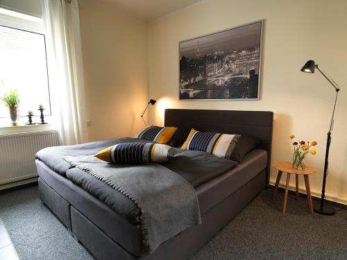 Cama en habitación con sofá y mesa en Soltau Apartments en Herford