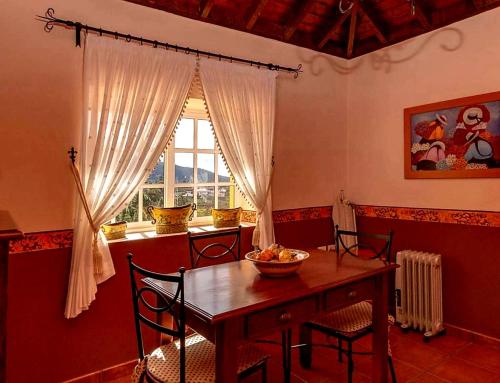 d'une salle à manger avec une table et une fenêtre. dans l'établissement Casa Nimar, à El Paso