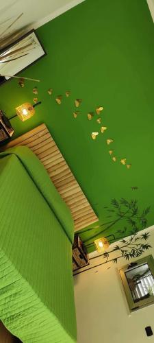 a green room with leaves on the ceiling at B&B Omer in Sciacca