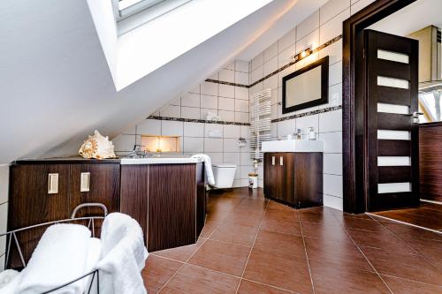 a bathroom with a sink and a toilet in a room at Apartament Stylowy in Leszno