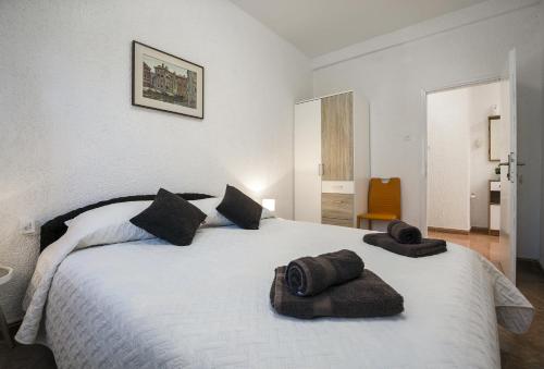 ein Schlafzimmer mit einem großen weißen Bett mit Handtüchern darauf in der Unterkunft Karmelo Appartment Davorka in Rovinj