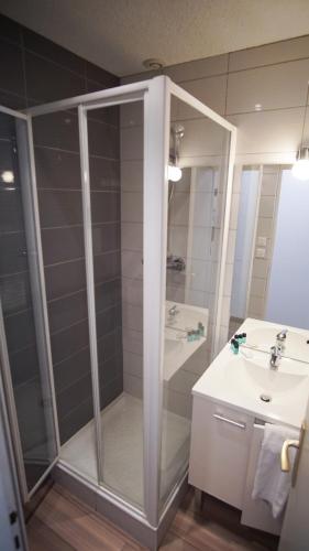 a bathroom with a shower and a sink at Hôtel Le Bellevue in Tarascon-sur-Ariège