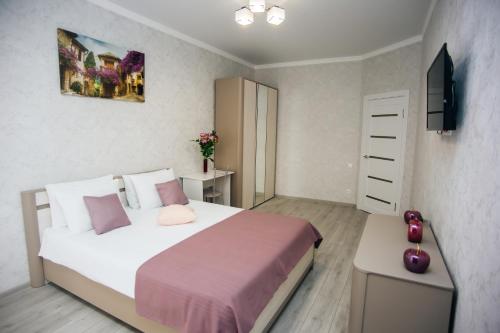 een slaapkamer met een bed en een tv. bij Апарт-отель Кристалл 375 in Novorossiejsk
