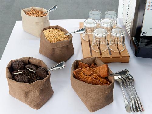 Combs-la-VilleにあるKyriad Combs-La-Ville - Senartの三品入りテーブル