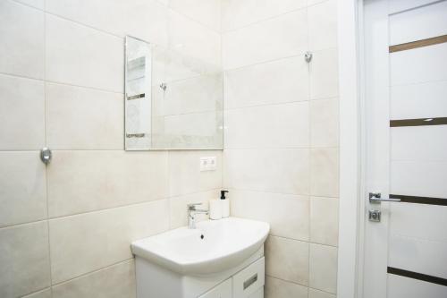 Een badkamer bij Апарт-отель Кристалл 375