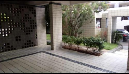 a building with a tile courtyard with a building at QUARTO TRIPLO - AMPLO E CONFORTAVEL-PERTO DO CENTRO DE CONVENÇÕES-RECIFE-Pe in Recife