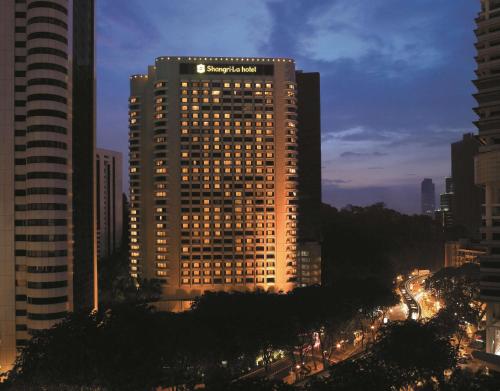 un grand bâtiment avec un panneau en haut dans l'établissement Shangri-La Kuala Lumpur, à Kuala Lumpur