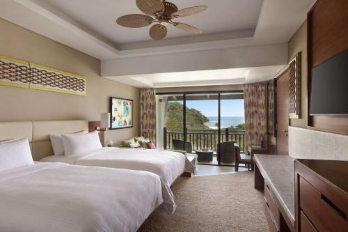 Postel nebo postele na pokoji v ubytování Shangri-La Rasa Ria, Kota Kinabalu