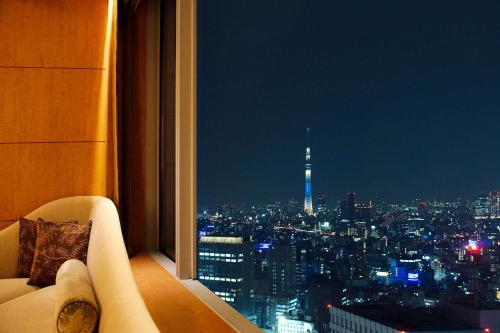 東京にあるShangri-La Tokyoの夜の街の景色が見える部屋