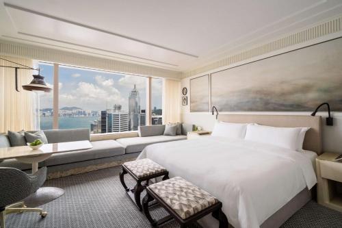 sypialnia z dużym łóżkiem i dużym oknem w obiekcie Island Shangri-La, Hong Kong w Hongkongu