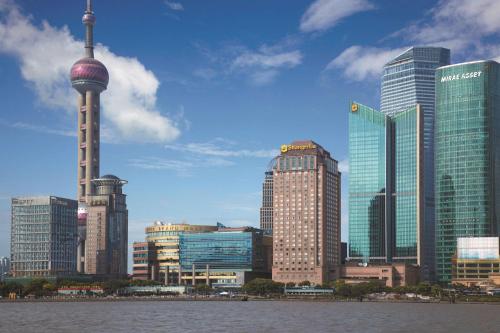 上海上海浦东香格里拉的高楼林立的城市景观