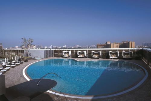 a large swimming pool on top of a building at Shangri-La Far Eastern Tainan in Tainan