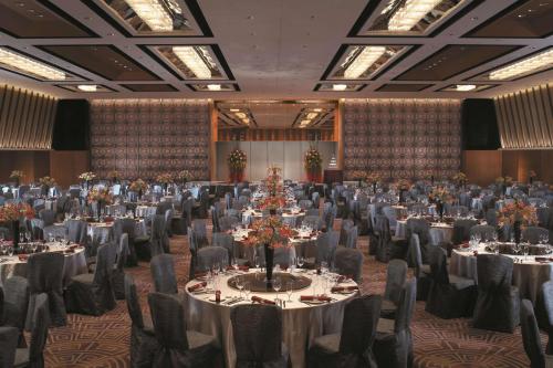 a large banquet hall with tables and chairs at Shangri-La Far Eastern Tainan in Tainan
