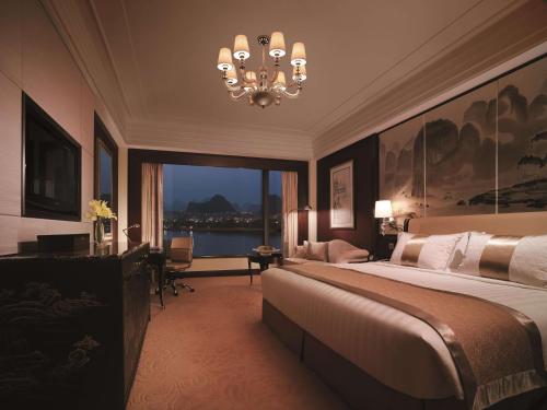 Ένα ή περισσότερα κρεβάτια σε δωμάτιο στο Shangri-La Guilin