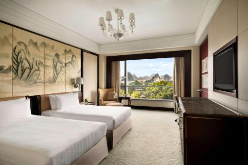 Ένα ή περισσότερα κρεβάτια σε δωμάτιο στο Shangri-La Guilin
