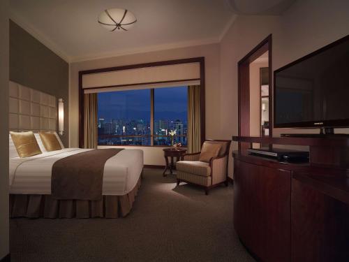 Una cama o camas en una habitación de Shangri-La Fuzhou