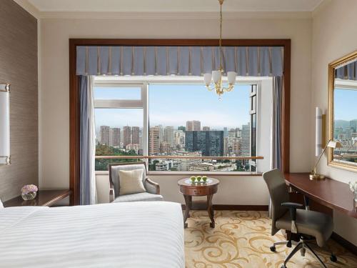 Una cama o camas en una habitación de Shangri-La Fuzhou
