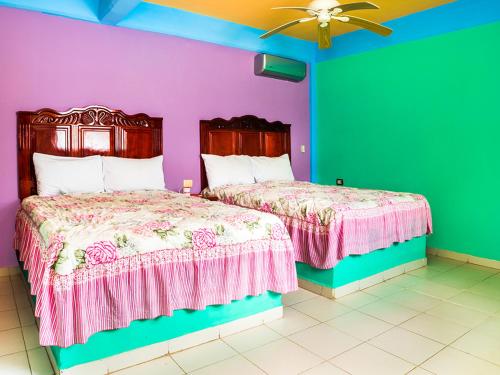 Postel nebo postele na pokoji v ubytování Hotel El Faro