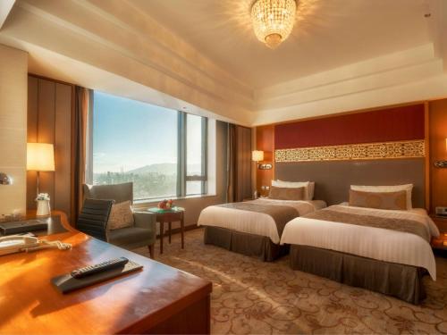 Un pat sau paturi într-o cameră la Shangri-La Huhhot