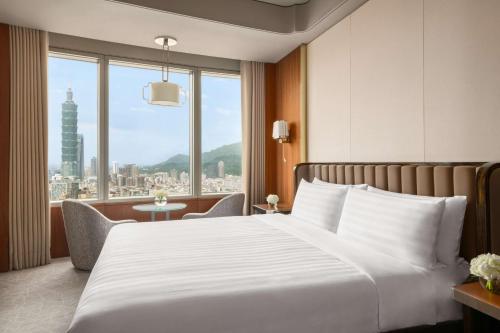 Кровать или кровати в номере Shangri-La Far Eastern, Taipei