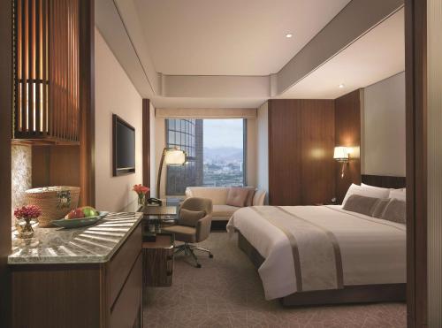 Кровать или кровати в номере Shangri-La Far Eastern, Taipei