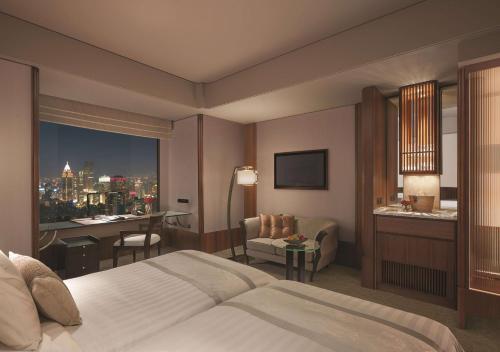 Кровать или кровати в номере Shangri-La Far Eastern, Taipei
