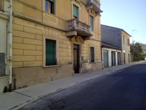 an empty street in front of a building at Il Viandante in Recanati