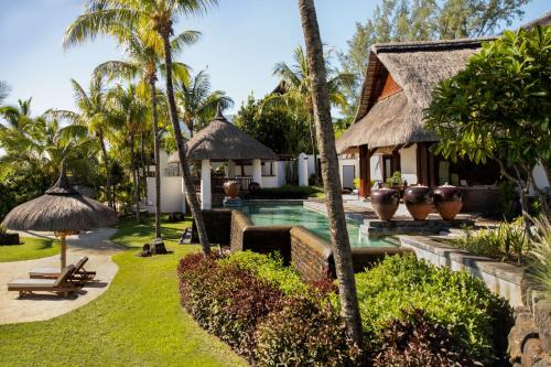 een villa met een zwembad en een resort bij Shangri-La Le Touessrok, Mauritius in Trou dʼ Eau Douce